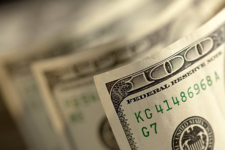 Доларът се понижава, тъй като петролният шок кара централните банки да се замислят за повишения на лихвите