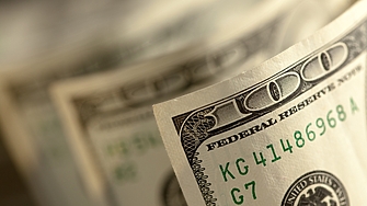 Доларът се понижава, тъй като петролният шок кара централните банки да се замислят за повишения на лихвите