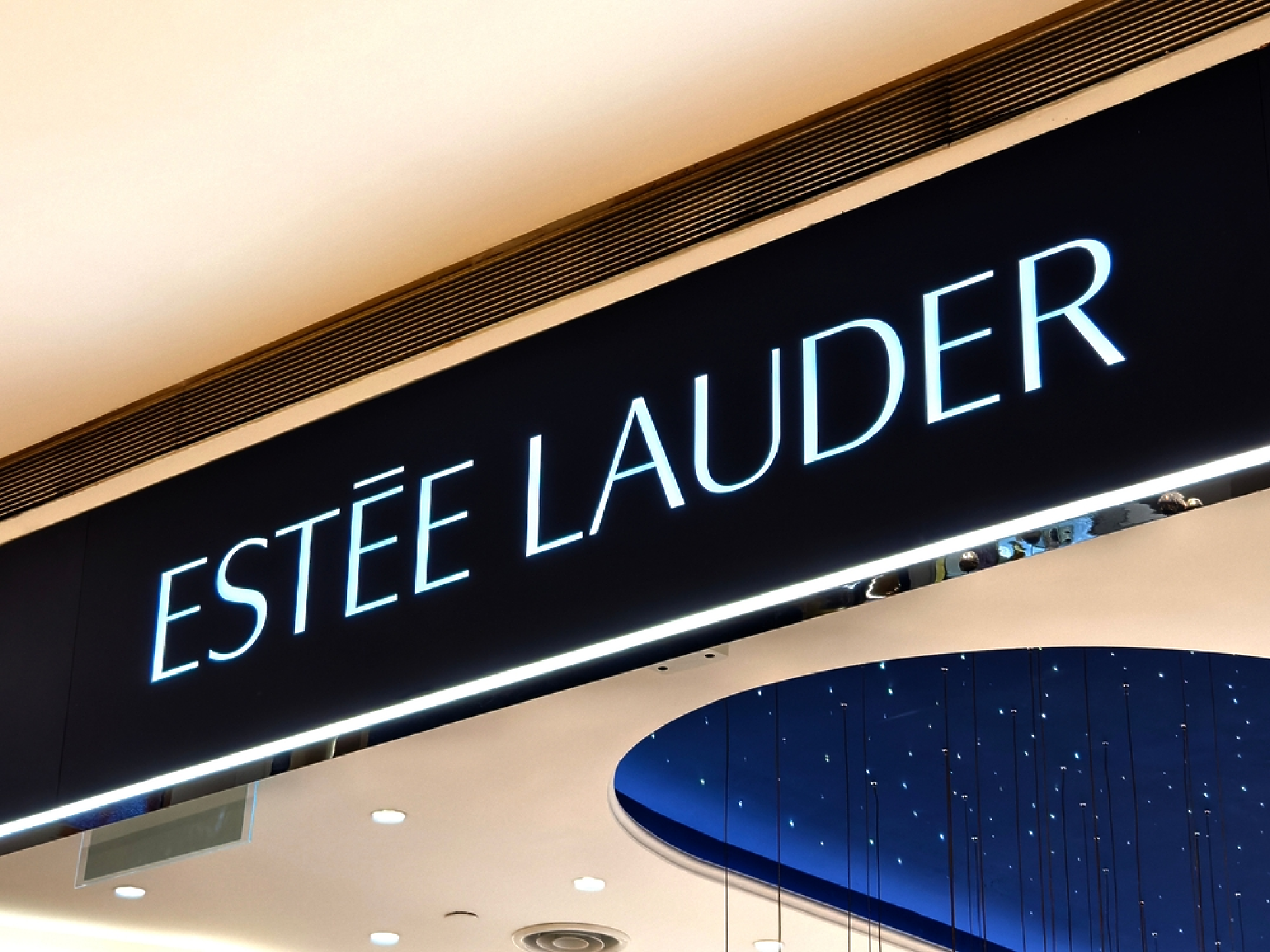 Козметичният гигант Estée Lauder води преговори за сливане със собственика на Jean Paul Gaultier и Rabanne
