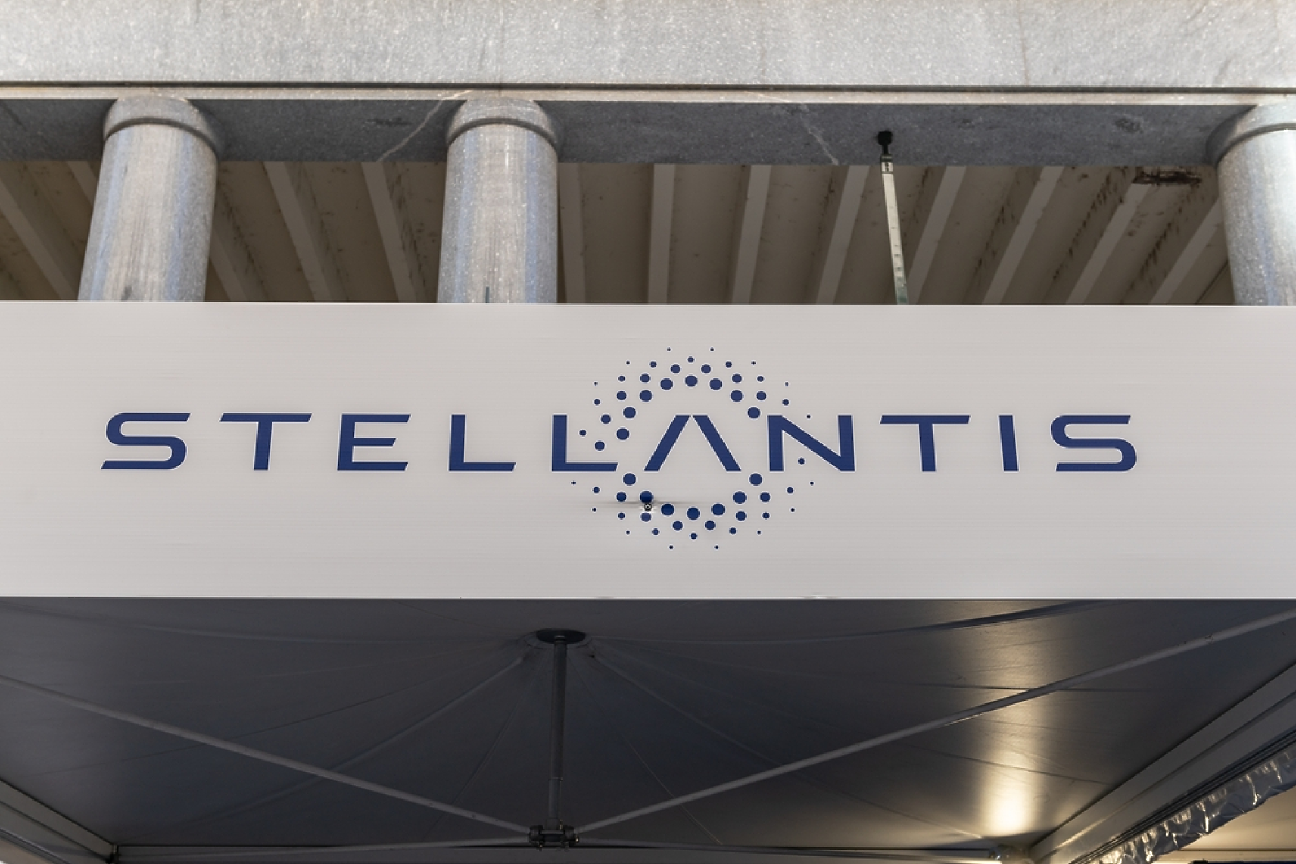 Stellantis продава облигации за 5 млрд. евро, за да укрепи финансите си след разходите за електромобили