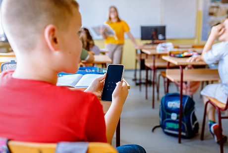 Полша планира забрана на мобилните телефони за ученици под 16 години