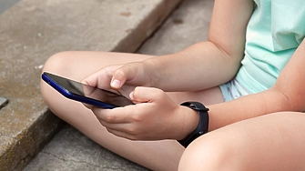 Великобритания призова големите платформи за социални медии да блокират напълно достъпа на деца