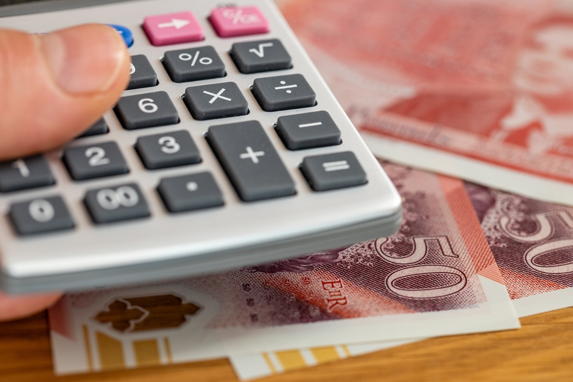 Богати британци от Персийския залив се крият от данъчните на Острова в други държави