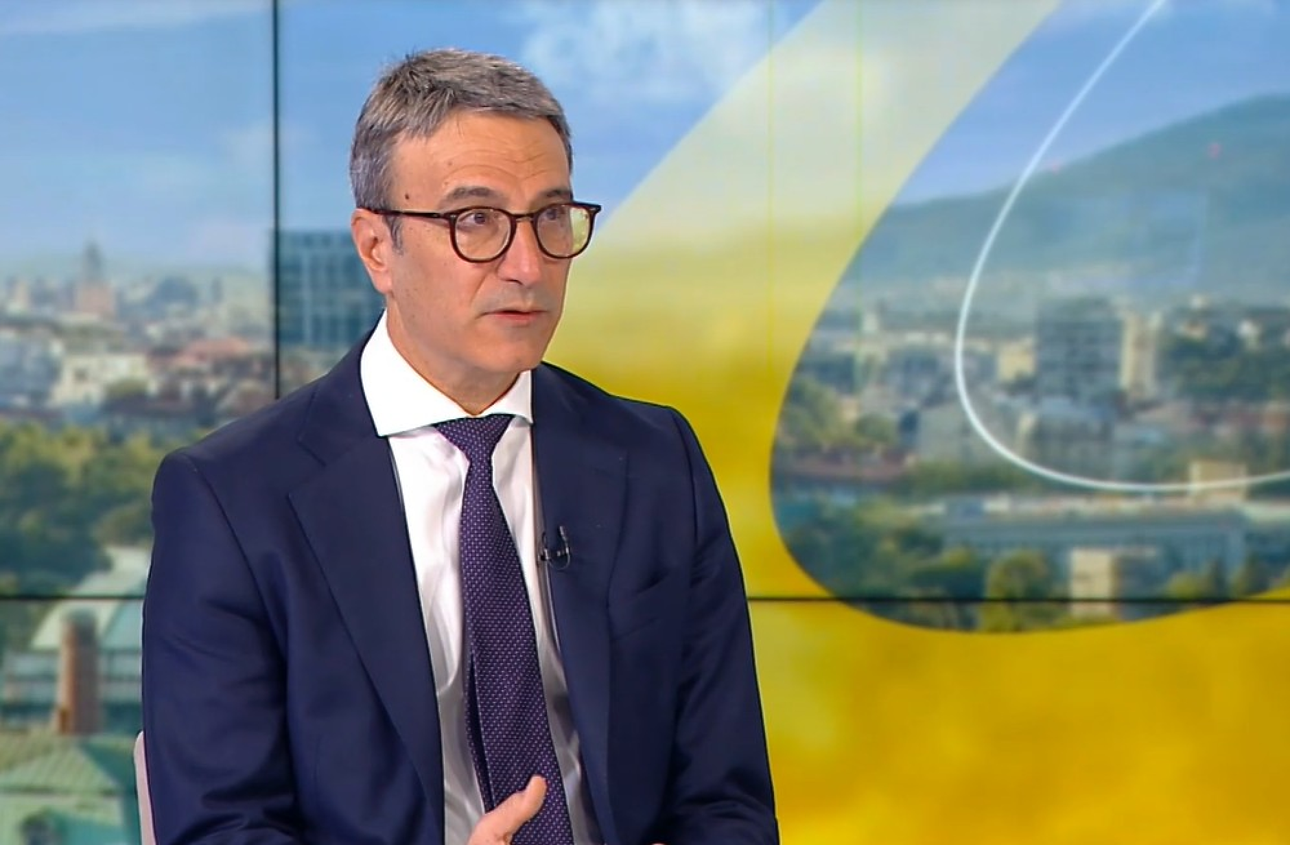 Трайков: Наблюдаваме ежедневно пазара на горива, има вариант да се наложи таван на печалбата