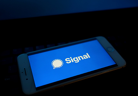  Европейската комисия закри чат в Signal поради опасения от хакерски атаки
