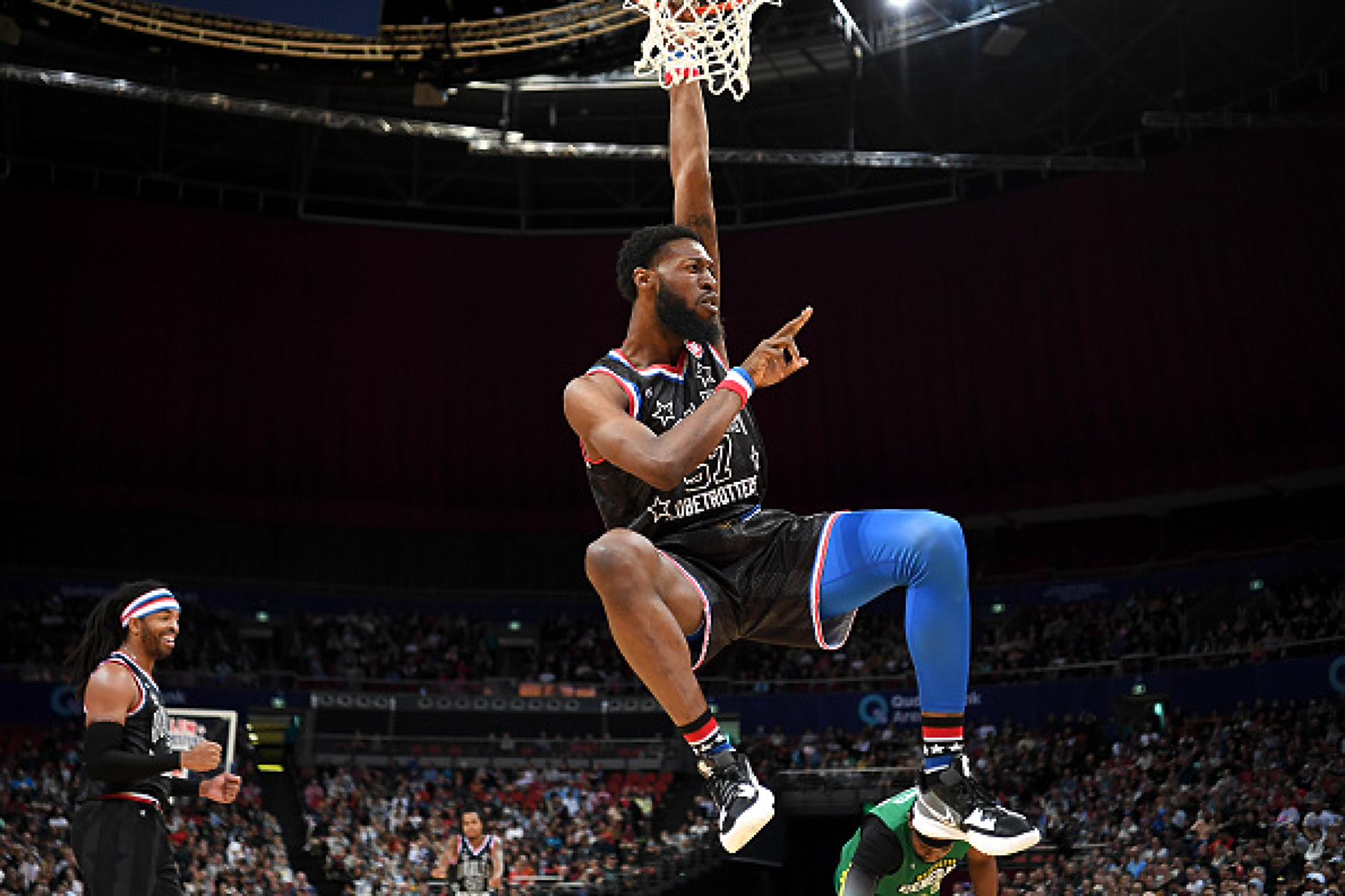 Играч на баскетболния отбор Harlem Globetrotters научи  папата да върти топка на пръста си