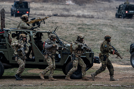 „Оръжия срещу масло“: МВФ сигнализира за трудни компромиси, докато правителствата увеличават разходите за отбрана