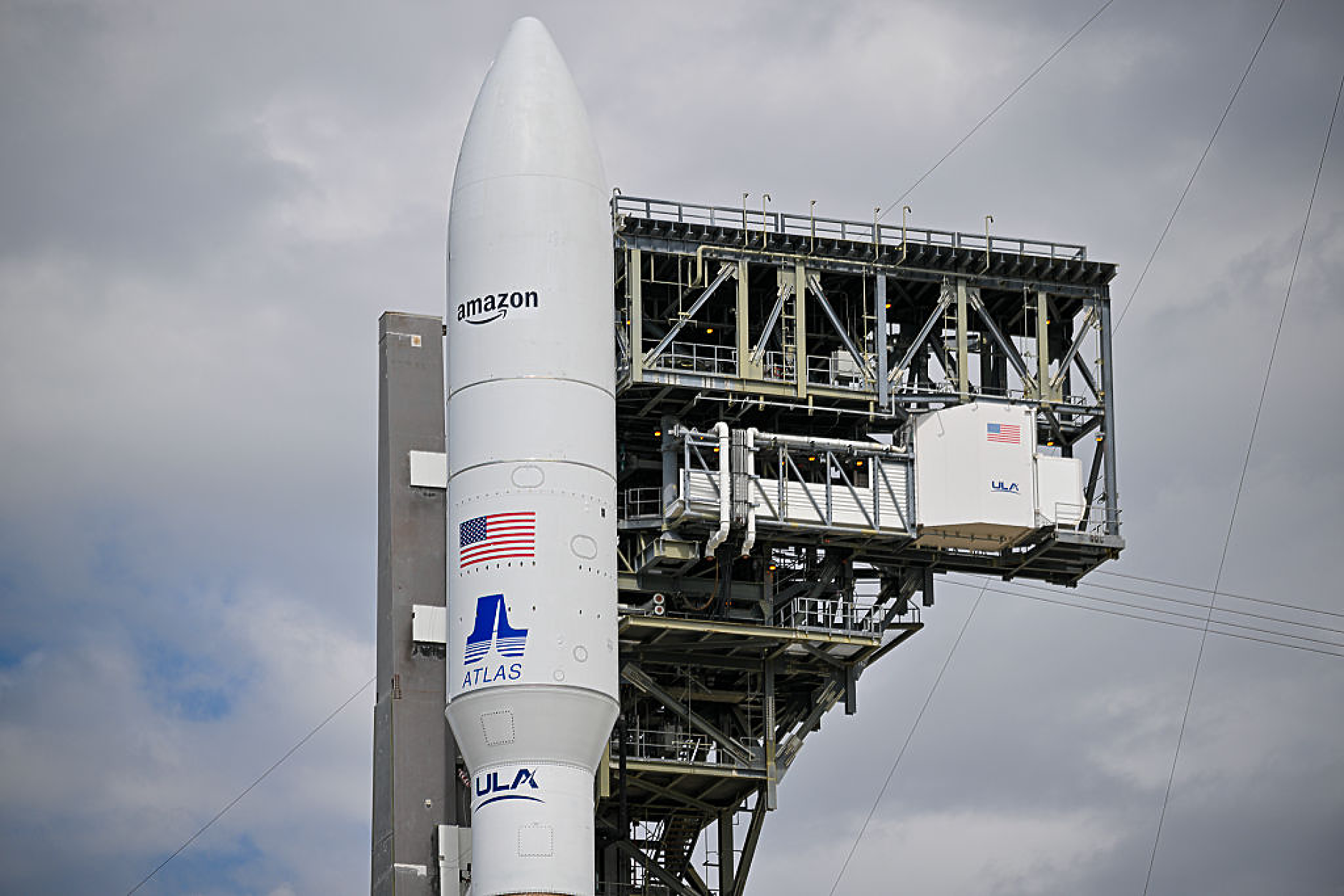 Amazon придобива сателитна компания за 11,6 млрд. долара в опит да се конкурира със Starlink