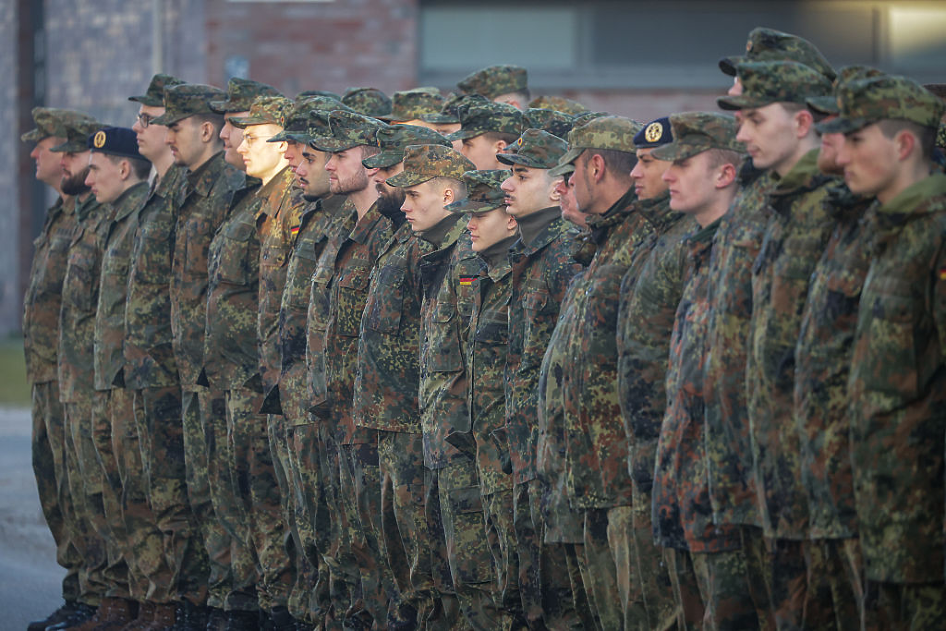 Германия работи по изясняване на новите правила за мъжете в боеспособна възраст, които напускат страната