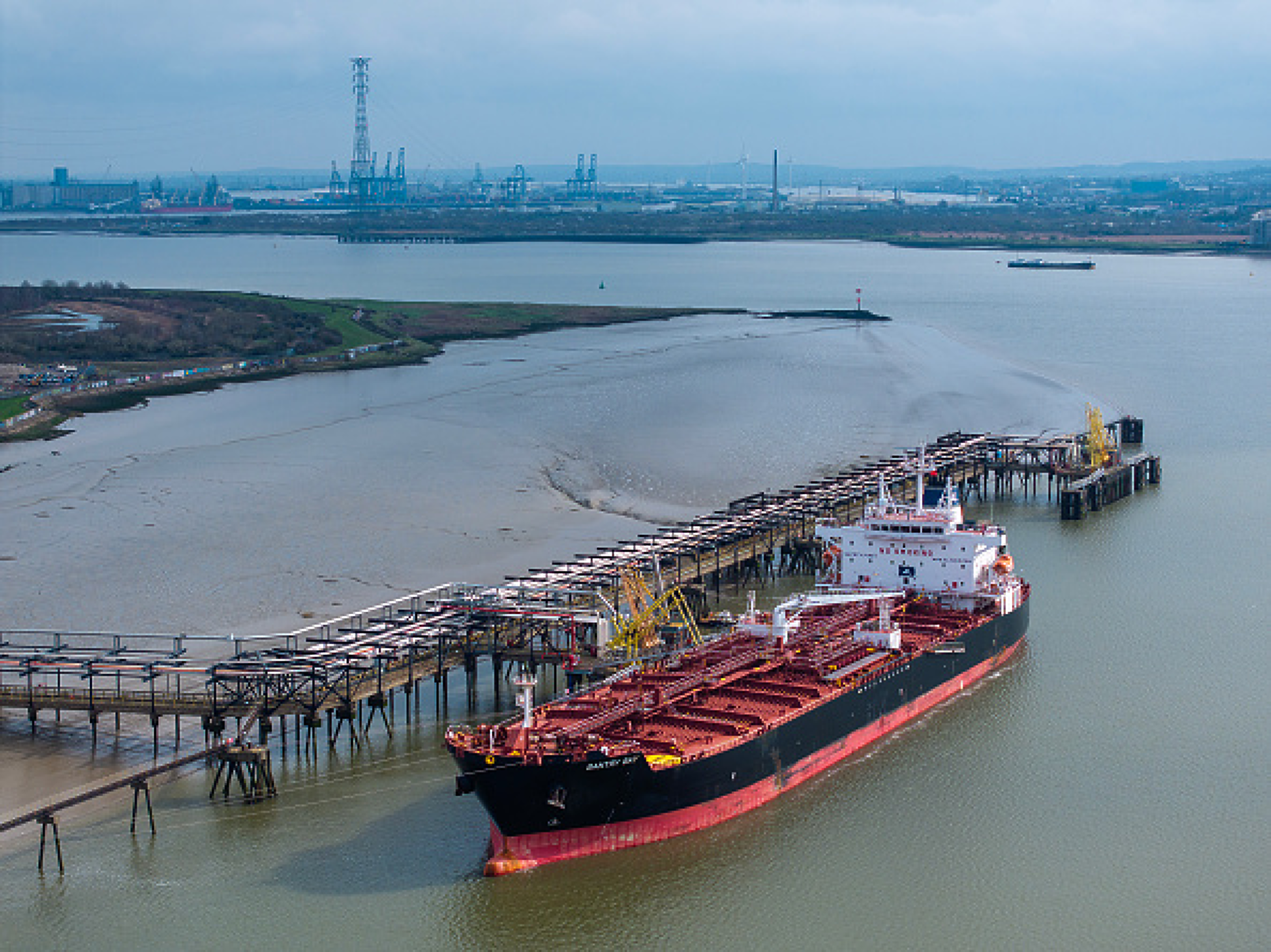 Предпазливи надежди: Около 800 кораба чакат да преминат през Ормузкия проток