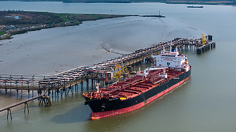 Предпазливи надежди: Около 800 кораба чакат да преминат през Ормузкия проток