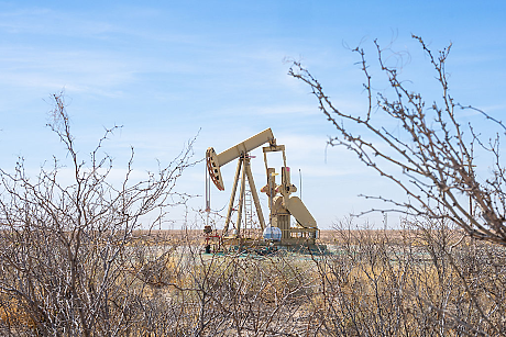 Петролът поскъпва, тъй като несигурността около доставките надделява над надеждите за преговори в Близкия изток