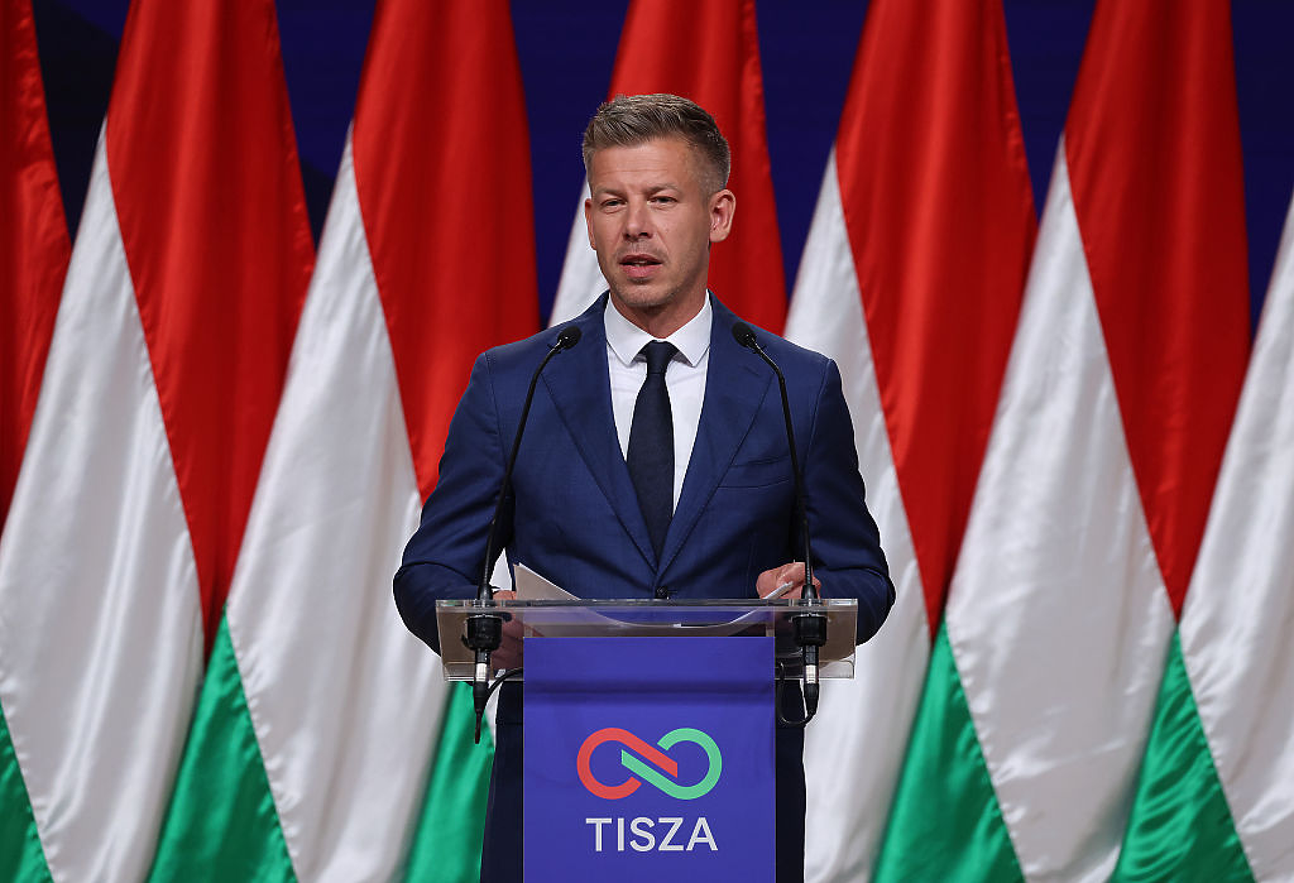 Преди срещата си с президента на Унгария, Мадяр го призова да подаде оставка