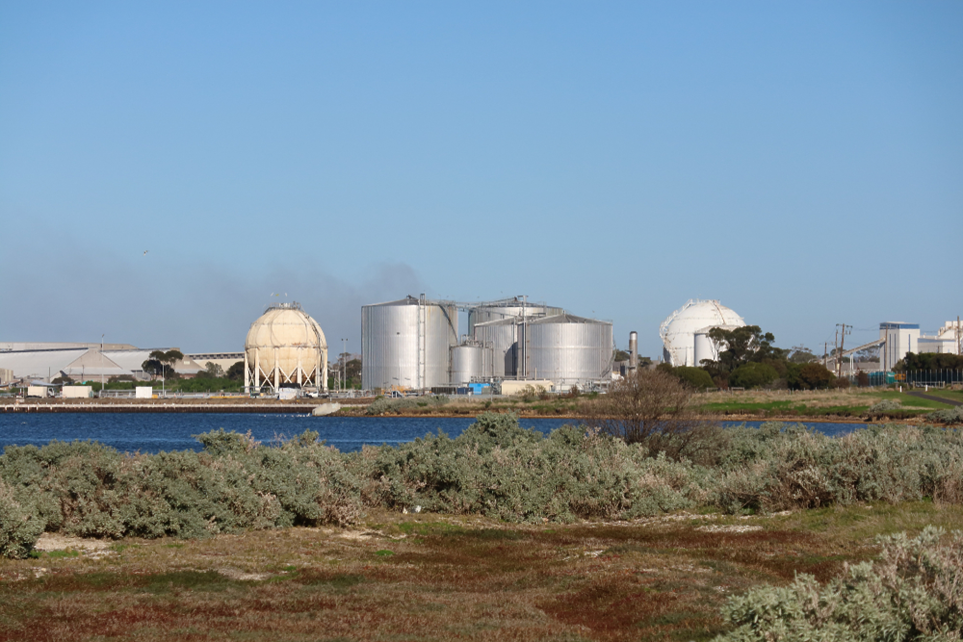 Пожар в ключова рафинерия засилва натиска върху горивните доставки в Австралия