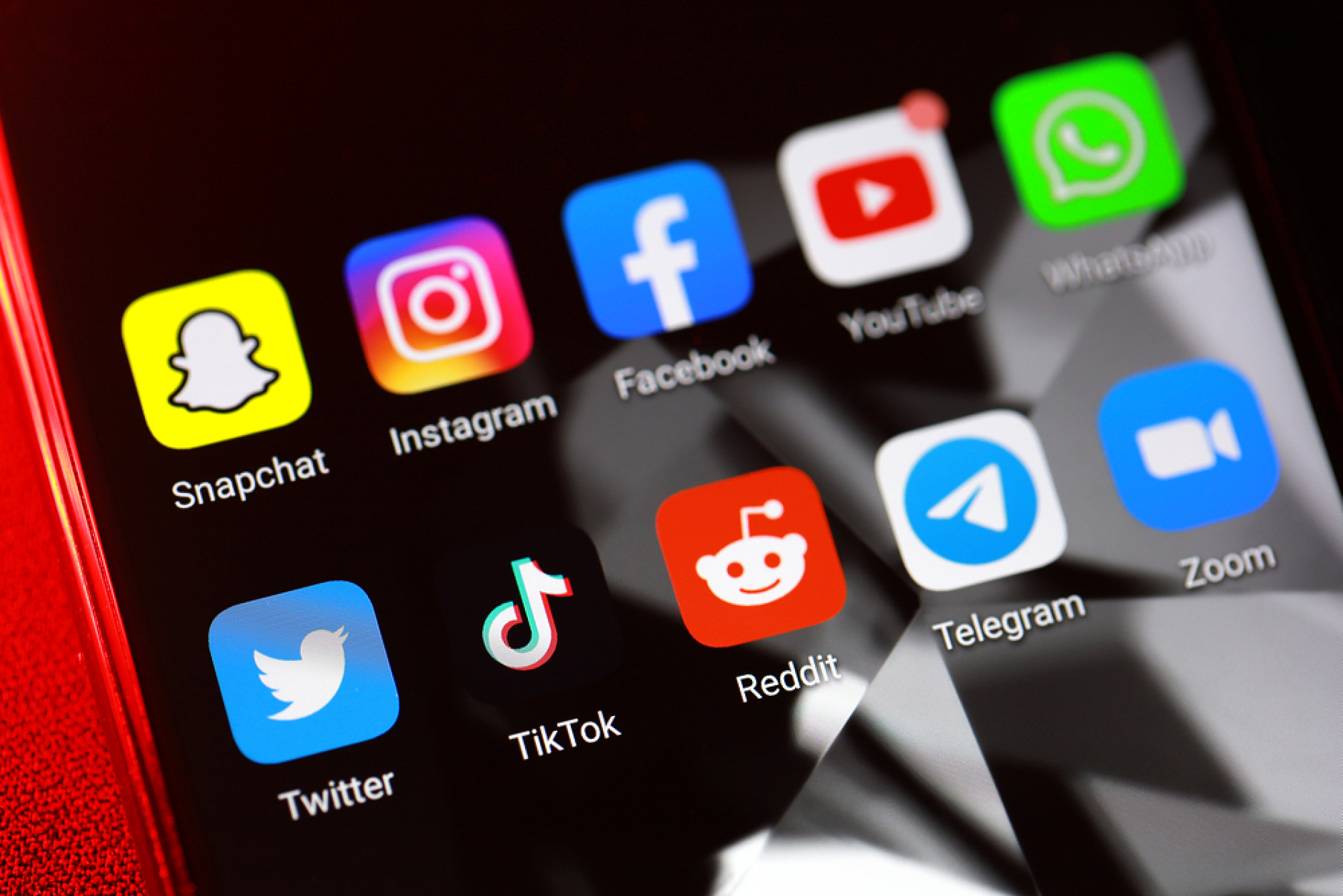 Австралия: Meta, TikTok и YouTube не спазват напълно забраната за акаунти на деца под 16 г.