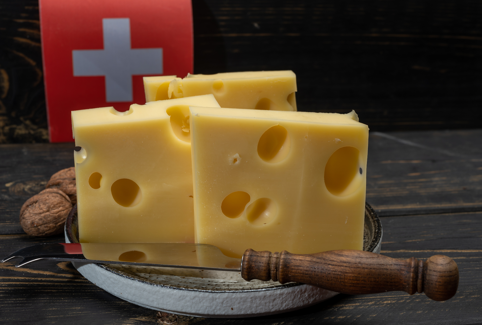 Защо дупките в сиренето Ементал намаляват?