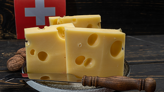 Защо дупките в сиренето Ементал намаляват?