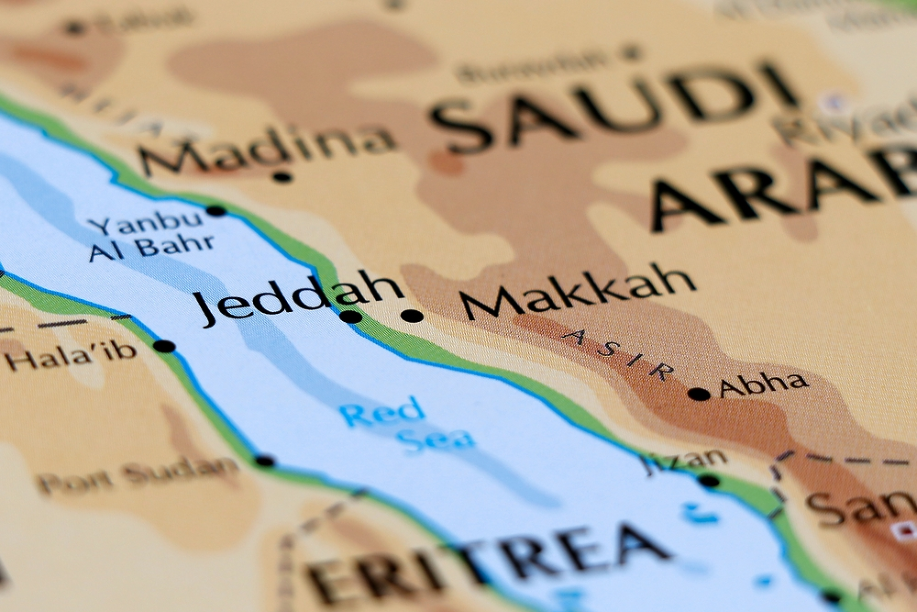 Износът на петрол от Саудитска Арабия пада с 50% през март заради блокадата на Ормузкия проток
