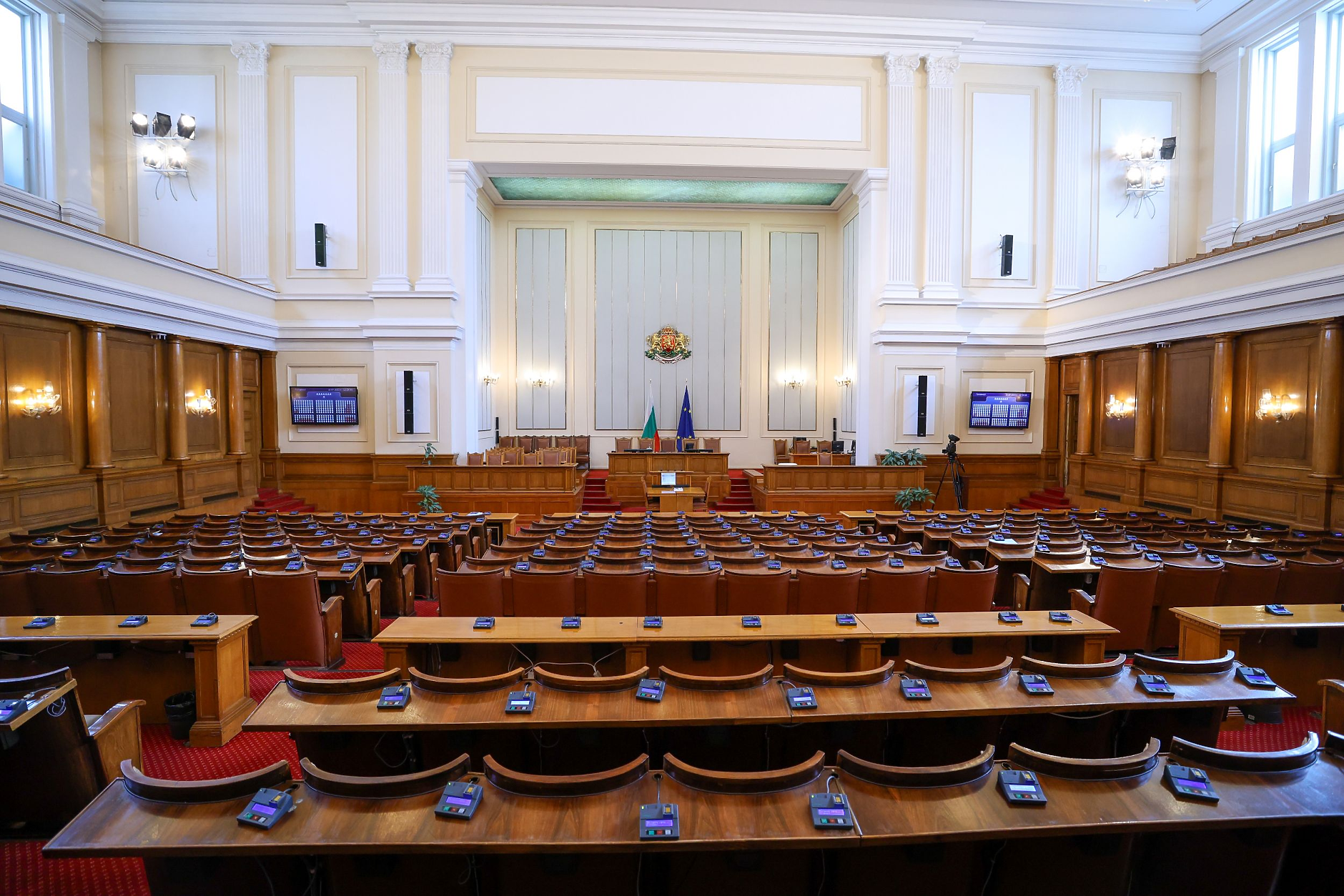 Колко партии в новата българска история са постигали пълно мнозинство?