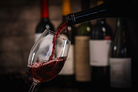 Американските менюта се променят, тъй като митата на Тръмп се отразяват на цените на виното