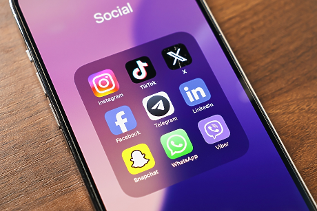 Франция обсъжда пълна забрана на социалните мрежи за деца