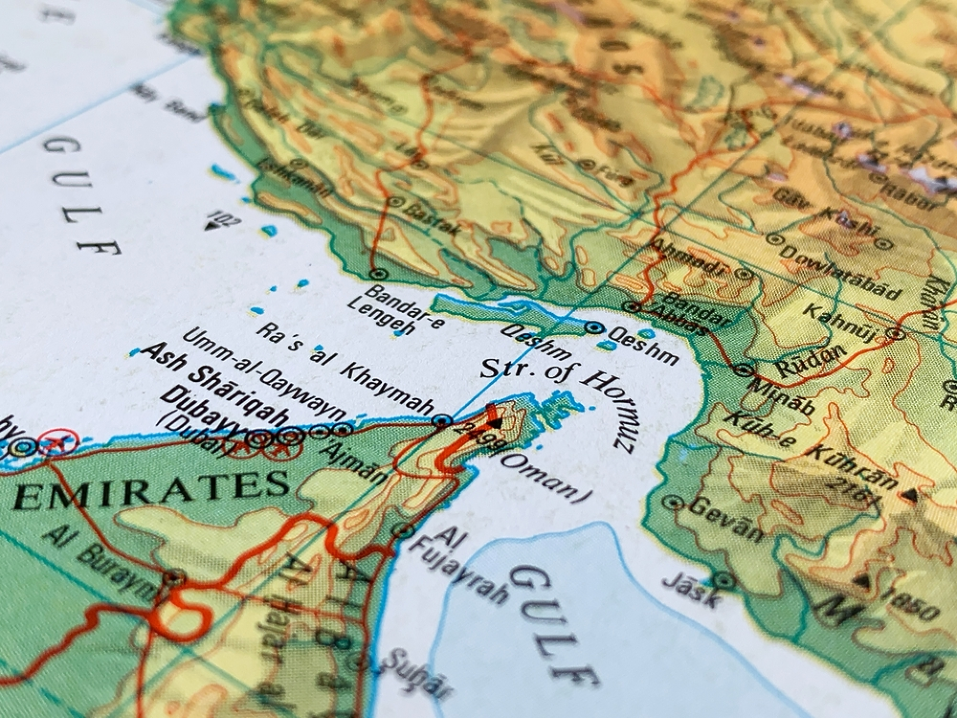 Иран допуска кораби с основни стоки през Ормузкия проток