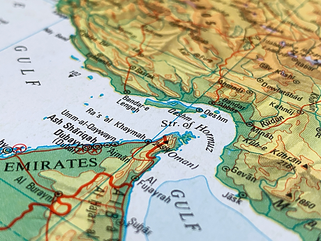 Иран допуска кораби с основни стоки през Ормузкия проток