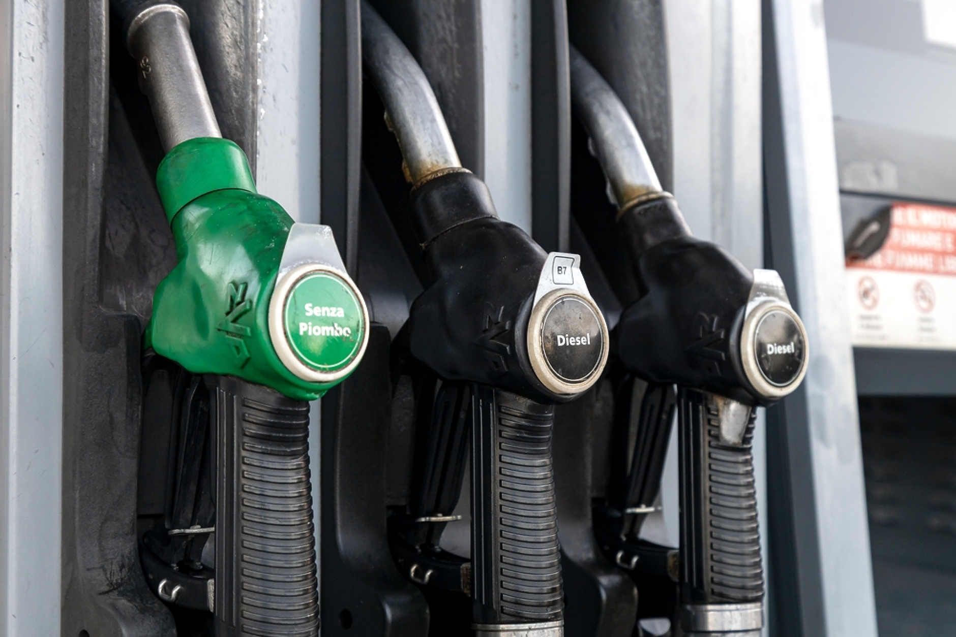 Италия удължава данъчните облекчения за горивата заради войната с Иран