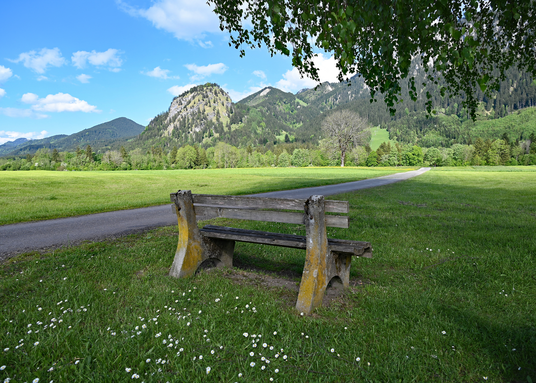 Слънчево време в първия ден на Светлата седмица