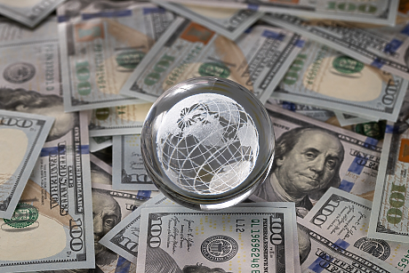 „Не бързайте да отписвате долара“, казват анализатори на фона на дебатите за „петроюан“