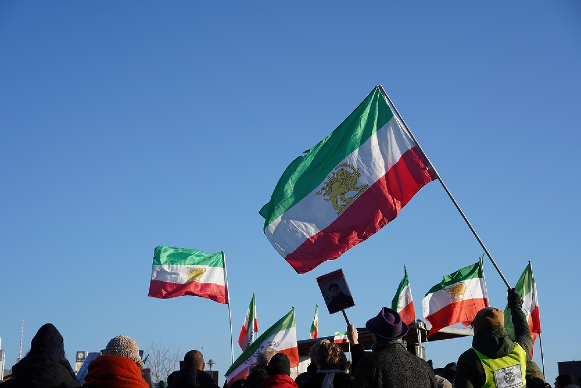 Иран: мирните преговори биха били „неразумни“ след израелските удари