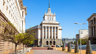 Първият F-16 каца днес на летище Граф Игнатиево