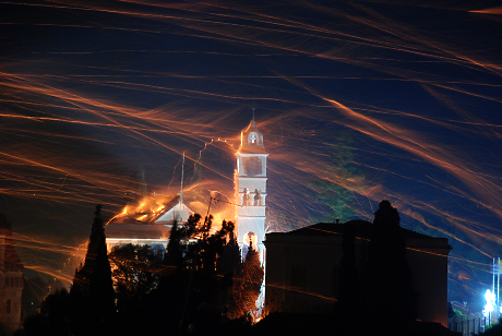"Христос Воскресе! Огън!": Две гръцки църкви по традиция се обстрелват с ракети на Великден