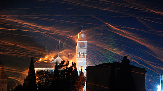 Христос Воскресе! Огън!: Две гръцки църкви по традиция се обстрелват с ракети на Великден
