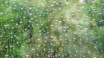 Времето: Облачно, ветровито и дъждовно