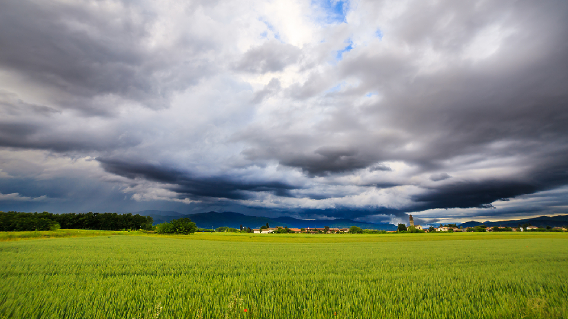 Времето: Облачно, а на много места и дъждовно