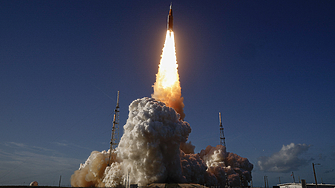 Четирима астронавти на борда на космическия кораб Орион на NASA