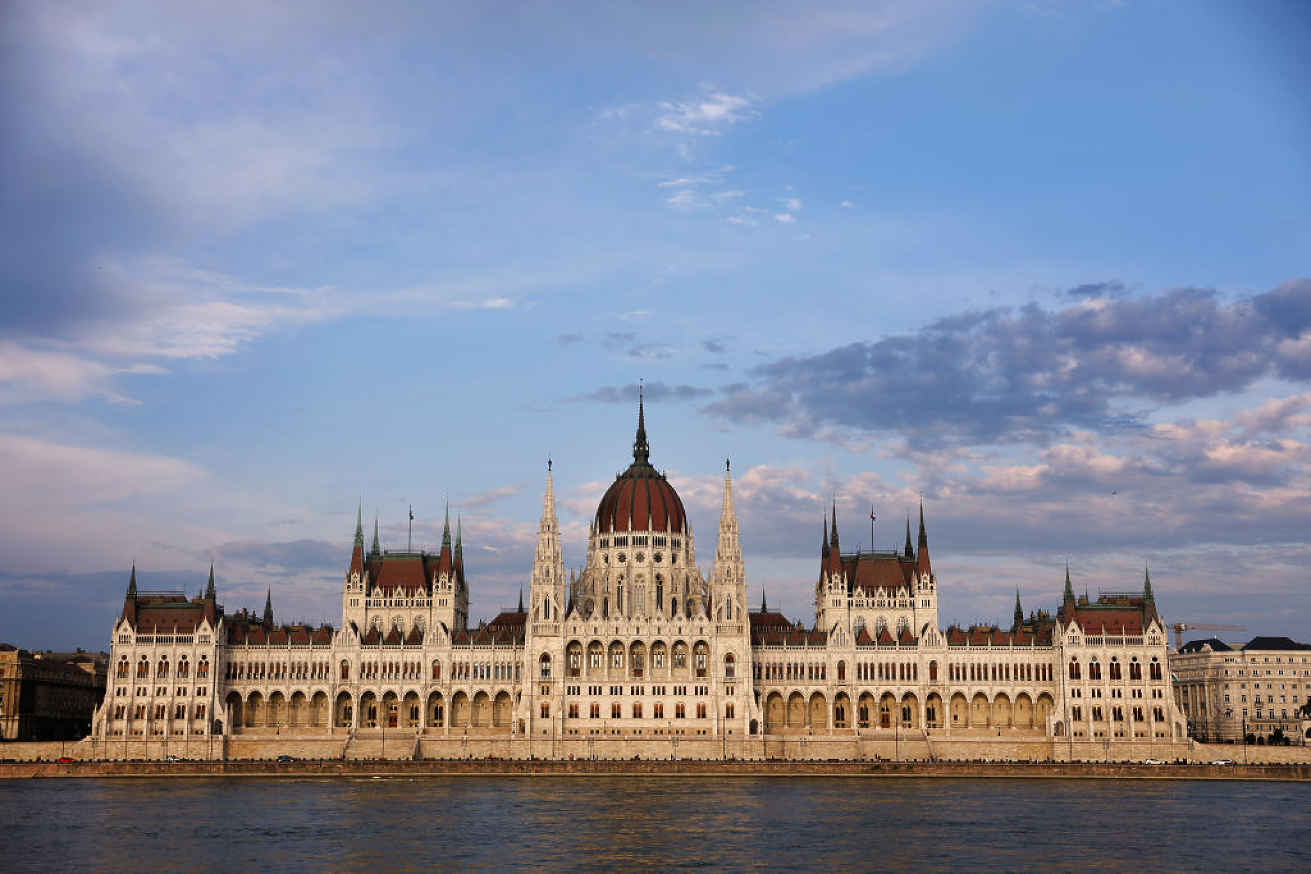 Мадяр: Знамето на ЕС ще бъде върнато на фасадата на парламента в Будапеща