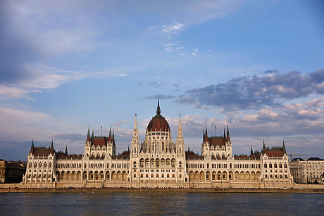 Мадяр: Знамето на ЕС ще бъде върнато на фасадата на парламента в Будапеща