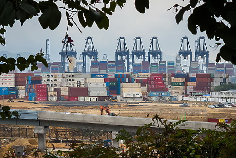 С отмяната на митата от Върховния съд на САЩ, политиката на Тръмп спрямо Китай се отклонява от курса си