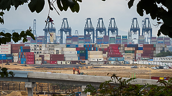 С отмяната на митата от Върховния съд на САЩ, политиката на Тръмп спрямо Китай се отклонява от курса си