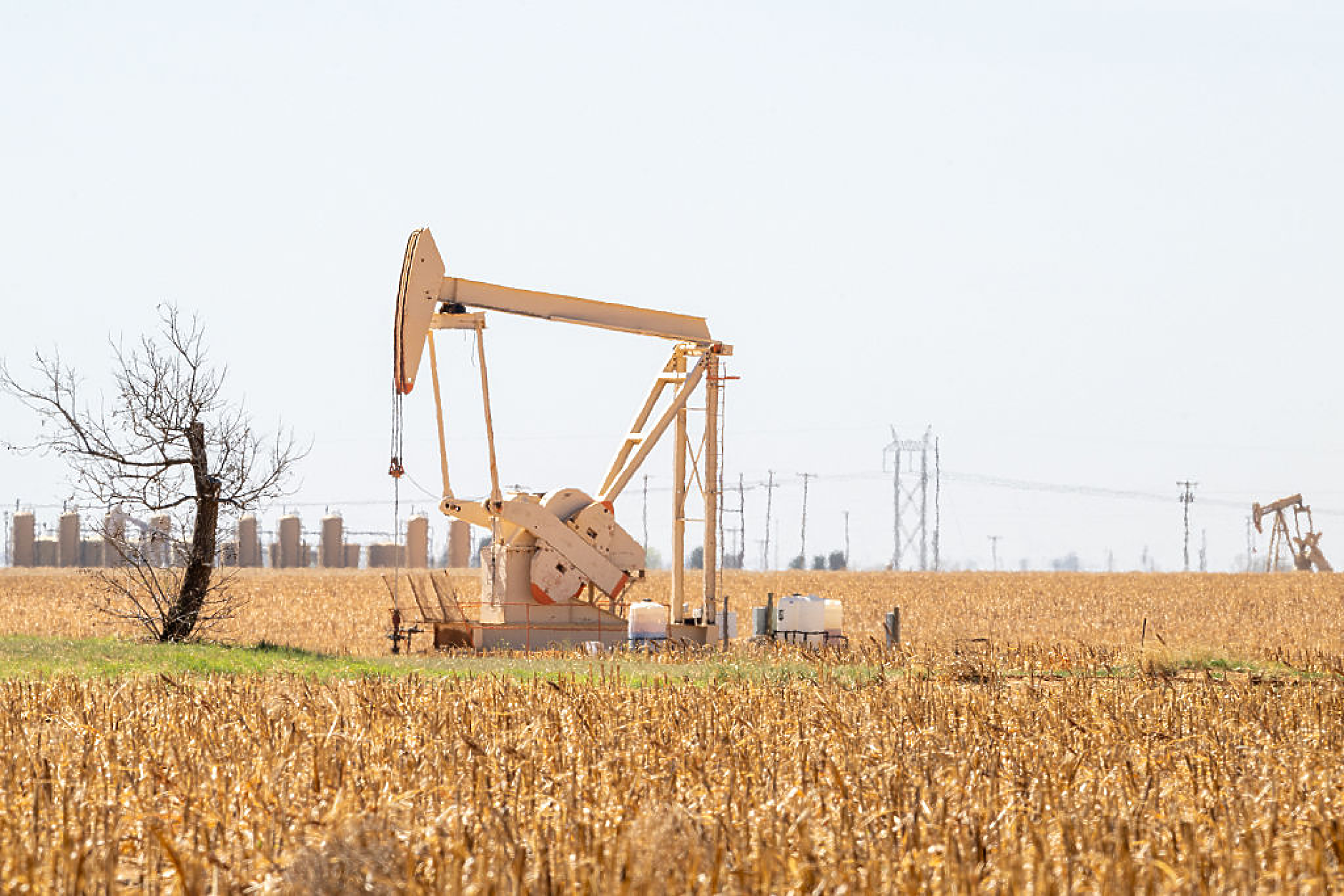 Петролът продължава да поскъпва на фона на липсата на напредък в преговорите за мир между САЩ и Иран