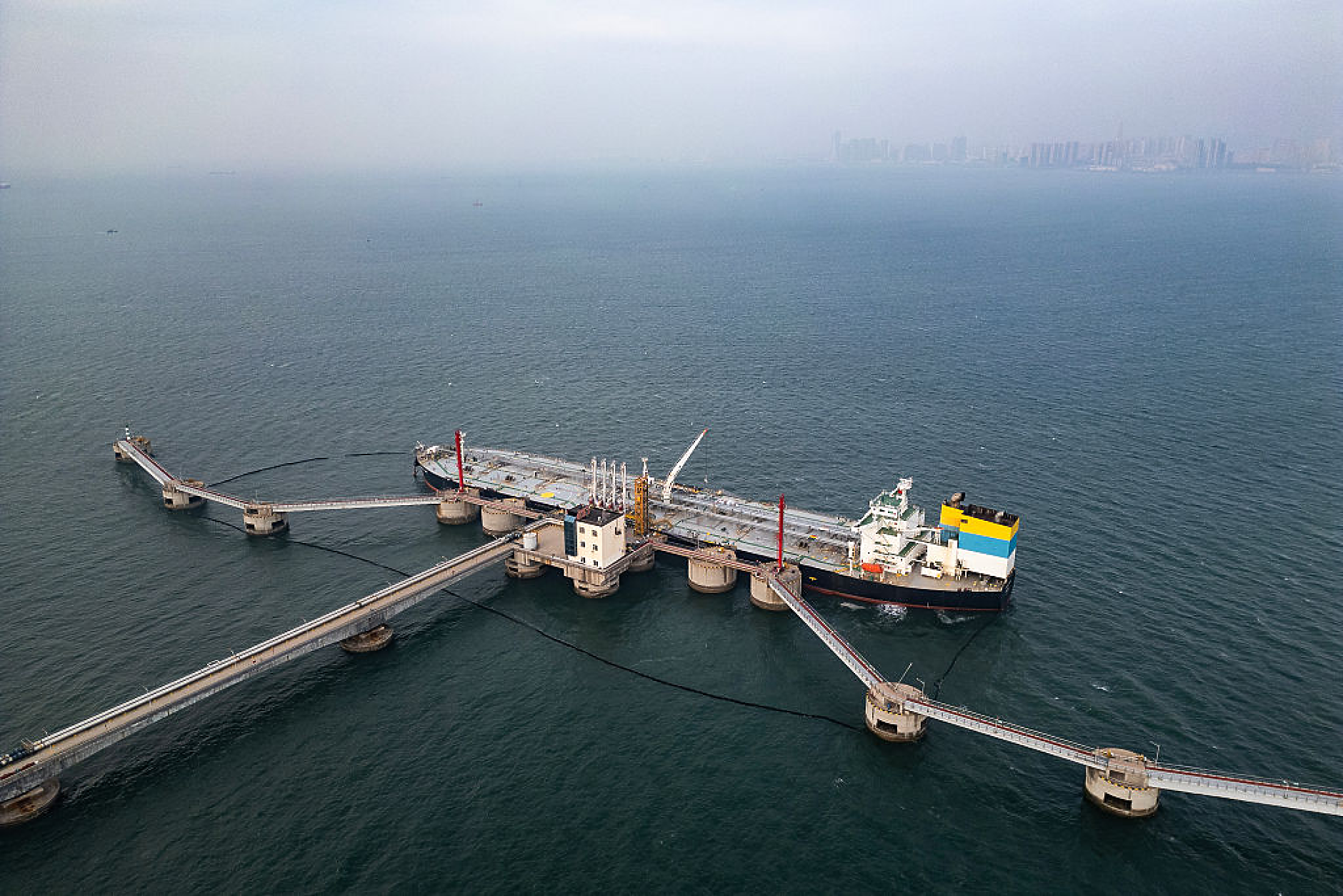 САЩ заплашват със санкции банки, които помагат на Китай да купува ирански петрол