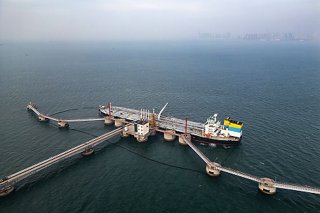 САЩ заплашват със санкции банки, които помагат на Китай да купува ирански петрол