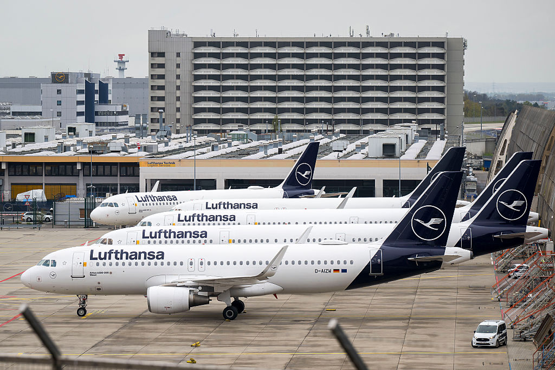 Lufthansa отменя 20 000 полета, за да пести гориво