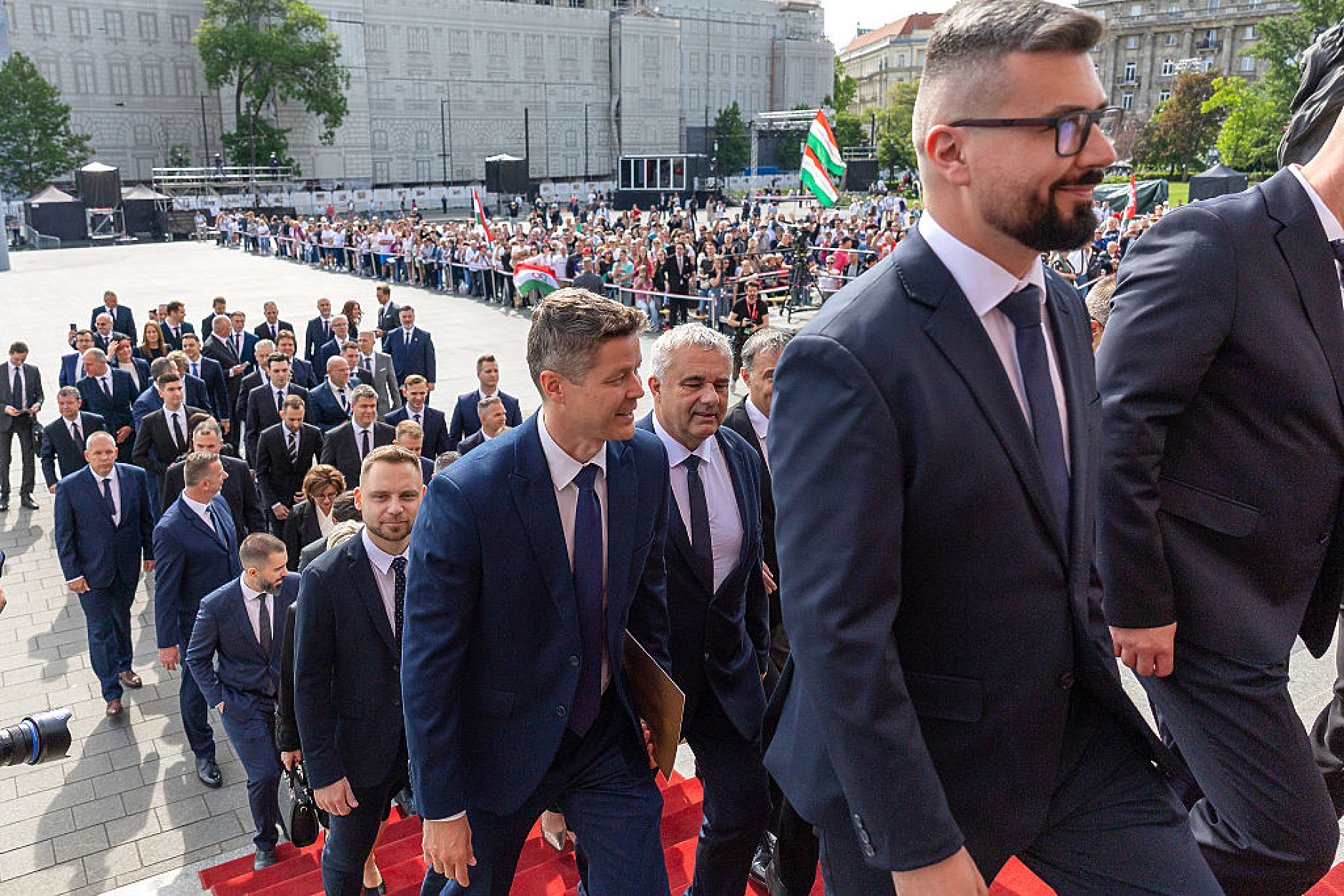 Петер Мадяр поема премиерския пост в Унгария след изборната победа над Виктор Орбан