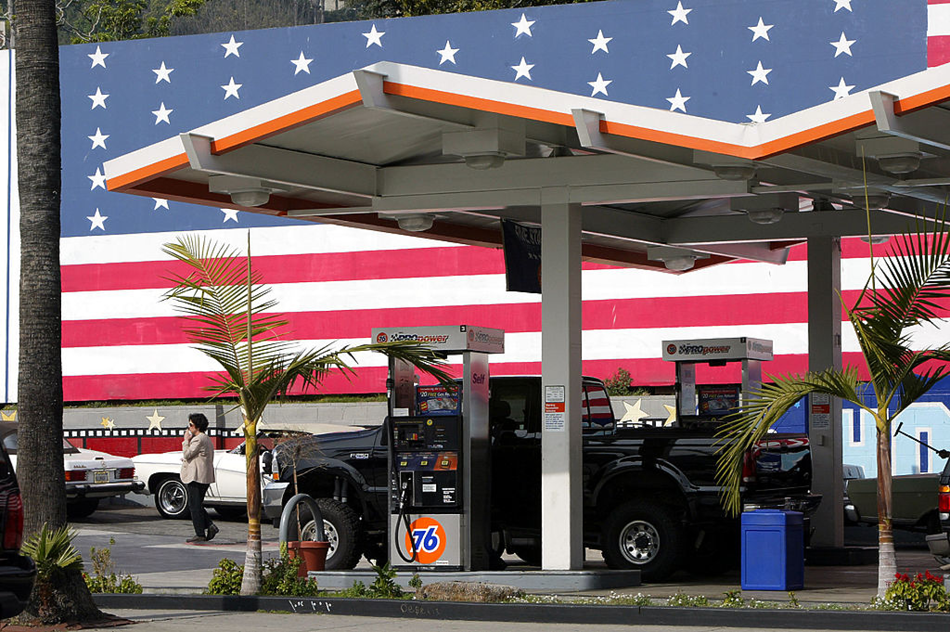 Проучване: Американските обвиняват Тръмп за по-високите цени на бензина