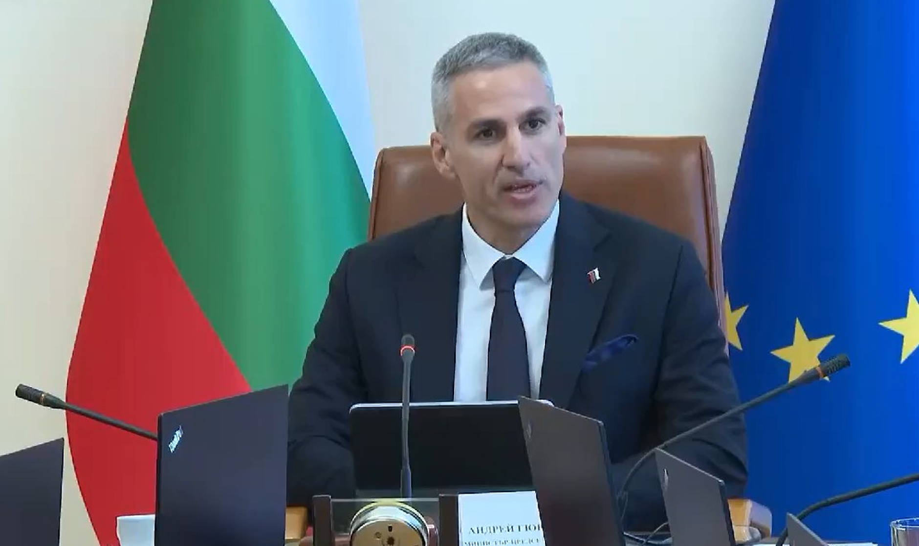 Андрей Гюров към министрите от служебния кабинет: Слизаме от сцената с достойнство