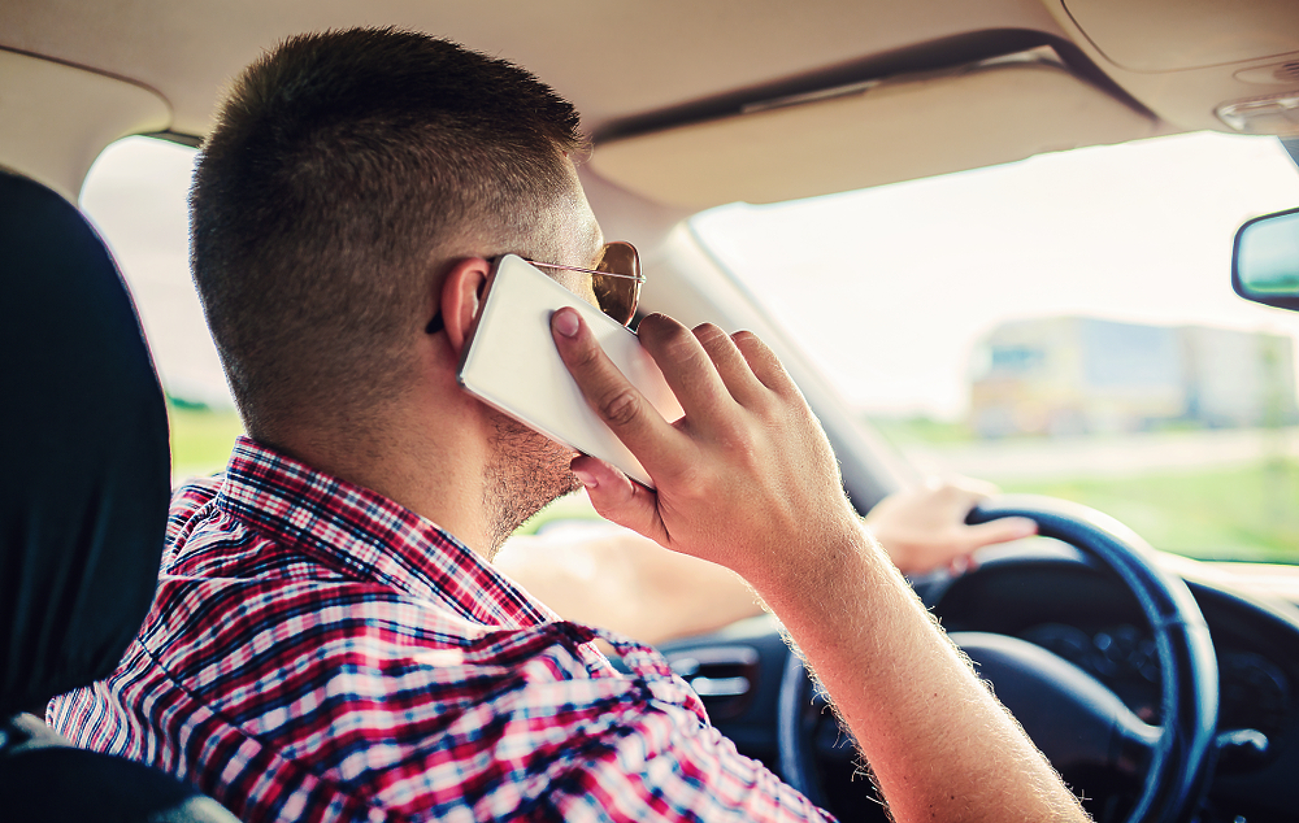 Солени глоби в Гърция за носене на слушалки от шофьорите