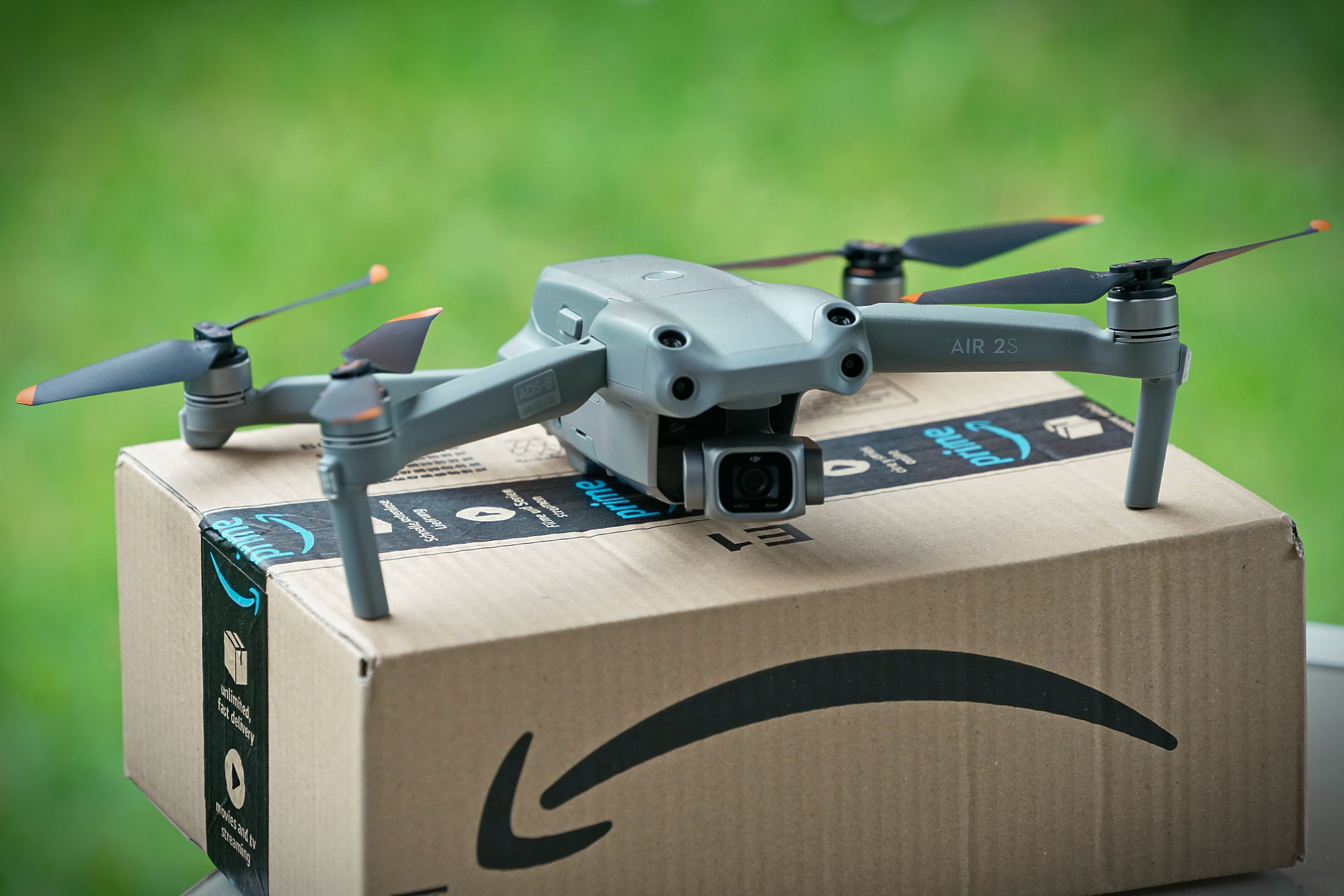 Amazon реализира първите си доставки с дронове във Великобритания